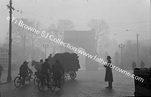 ST STEPHEN'S GREEN POLICEMAN IN FOG